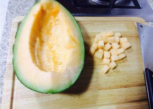 喂外婆吃哈密瓜视频,哈密瓜喂食温馨瞬间