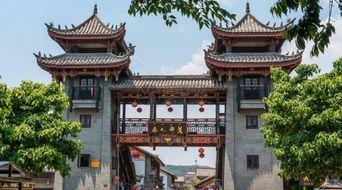 彝人古镇吃瓜事件视频,一场引发热议的美食冲突