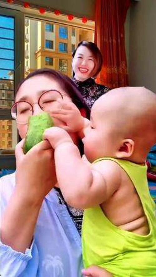 搞怪萌娃模拟吃瓜视频,搞笑瞬间萌翻网友