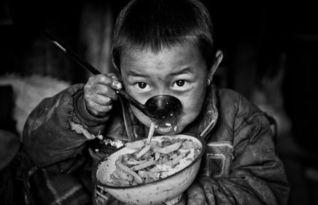 小孩吃瓜砸人视频真实,小孩吃瓜砸人事件引发社会关注