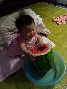 妈妈吃瓜孩子哭的视频